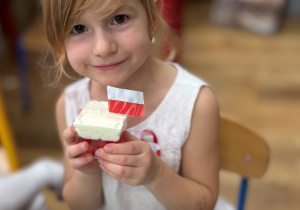 Natalia trzyma w ręku swój deserek