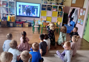 Dzieci poznają, co to jest hejt i hejter oglądając filmik edukacyjny.