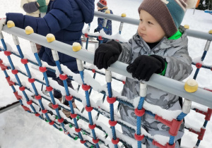 Lila i Franek bawią się na urzędzeniu