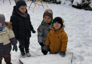 Olaf, Franek i Xavier bawią się na urządzeniu