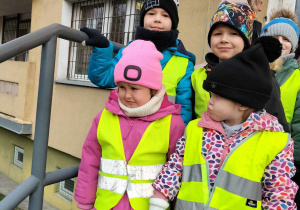 Dzieci stoją przed budynkiem biblioteki