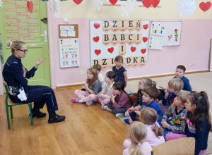 Bezpieczny przedszkolak- spotkanie z policjantką w przedszkolu.