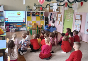 Dzieci oglądają filmik edukacyjny na temat Walentynek.