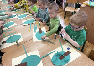 Zdjęcie przedstawiające dzieci podczas zajęć plastycznych.
