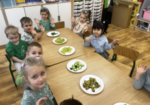 Zdjęcie przedstawiające dzieci podczas degustacji.
