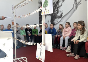 Rybki słuchają prelekcji „Cztery pory roku”.
