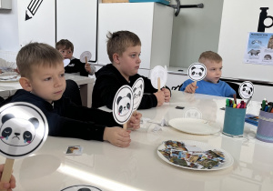 Dzieci biorą udział w quizie.