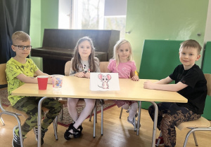 Dzieci czekają na zadania do rozwiązania.