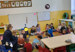 Policjantka opowiada dzieciom jak należy dbać o bezpieczeństwo.