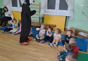 Dzieci poznają pingwinka, który opowiadać będzie o pierwszej pomocy.