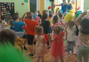 Dzieci tańczą z pomponami.