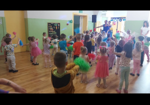 Pompony w lewo, pompony w prawo i tańczymy.