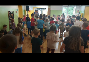 Dzieci tańczą w rytm muzyki.