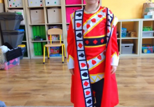 Chłopiec w stroju karty.