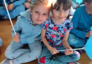 2. Dziewczynki kibicują naszym reprezentantom podczas Niebieskich Igrzysk.