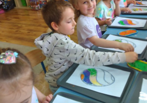 3. Dzieci kolorują pisankę za pomocą barwnika.