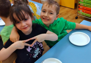 1. Dzieci przygotowują się do wykonania sensorycznej planety.
