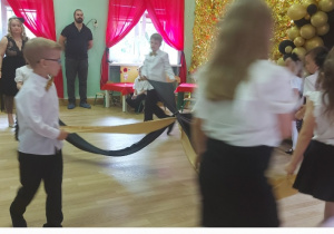 Dzieci podczas tańca z szarfami.
