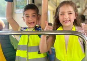 Dzieci się cieszą na jazdę autobusem.