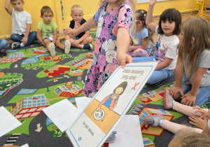 Wiktoria pokazuje kartę z dobrymi manierami