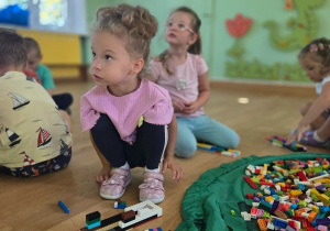 Pola słucha wskazówek nauczyciela, jaki element dodać do swojego statku