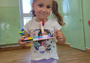 Kinga pokazuje swój statek z klocków lego