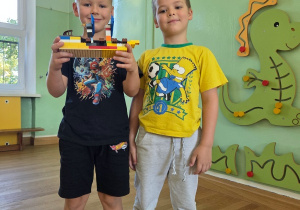 Wojtek i Jerzyk chwalą się wspólnie wybudowanym statkiem z klocków lego