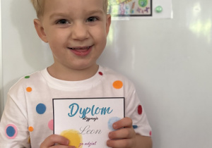 Przedszkolak trzyma dyplom