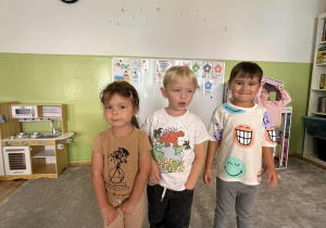 Dzieci stoją w grupie
