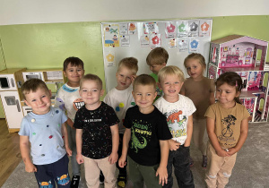 Dzieci stoją w grupie