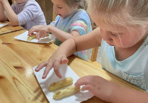 Dzieci przygotowują własne ciasteczkowe „paluchy Baby Jagi” inspirowane bajką „Jaś i Małgosia”