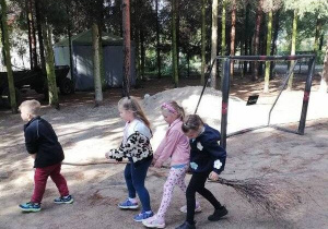 Na świeżym powietrzu dzieci biorą udział w zabawach tematycznych, np. jadąc na „czarodziejskiej miotle