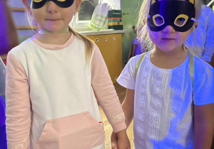 Dziewczynki stoją w maskach