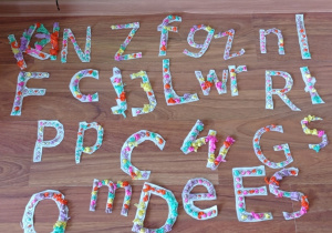 Galeria literek wyklejonych bibułą.