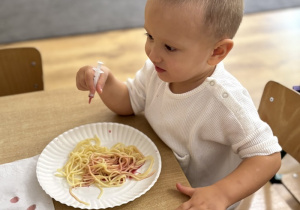 Adaś barwi spaghetti przy użyciu strzykawki.