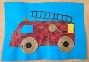 I miejsce - Emilia K. - Wóz strażacki z czerwonych liści i sznurka na niebieskim tle.