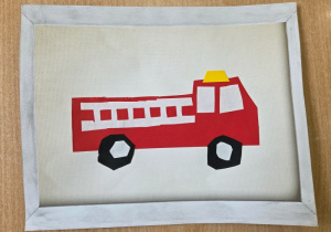 III miejsce - Adam Ch. - Wyklejanka: czerwony wóz strażacki z żółtym kogutem.