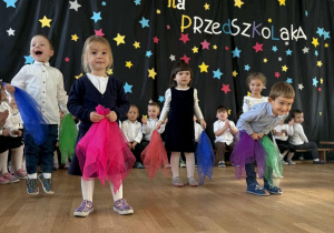 Dzieci tańczą z kolorowymi chustkami.