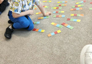 Chłopiec słucha ciągu kolorów wymienianych przez nauczyciela.