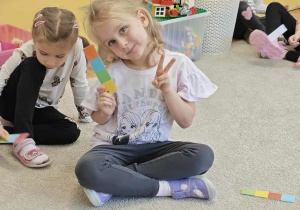 Dziewczynka znalazła kartonik opisany przez nauczyciela