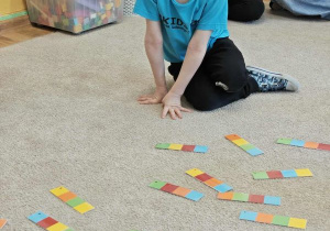 Chłopiec słucha ciągu kolorów wymienianych przez nauczyciela.