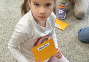 Dziewczynka wylosowała do układania wyraz pomidor.