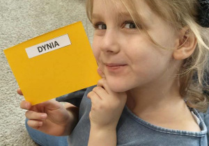 Dziewczynka wylosowała do układania wyraz dynia.