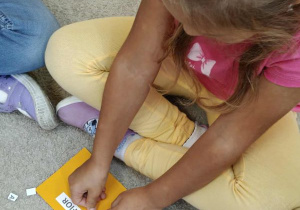 Dziewczynka przykleja wyraz kalafior.