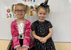 Bianka i Liliana w strojach bajkowych.