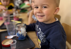 Leoś ze swoim słoikiem bajkowym eliksirem.