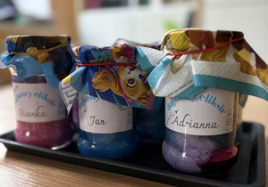 Gotowe magiczne słoiki dzieci.