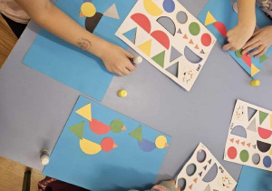 Dzieci tworzą geometryczne ptaki.