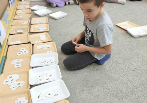 Chłopiec pokazuje literki, które zna.