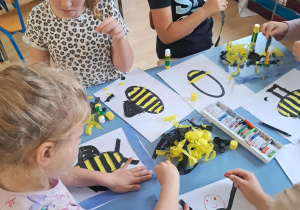Dzieci tworzą Osy z literki O za pomocą bibuły.